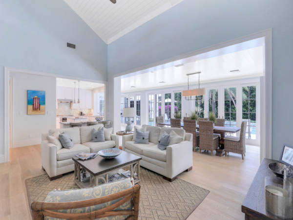 Luxurious Retreat with a Pool in Olde Naples, Steps from the Beach